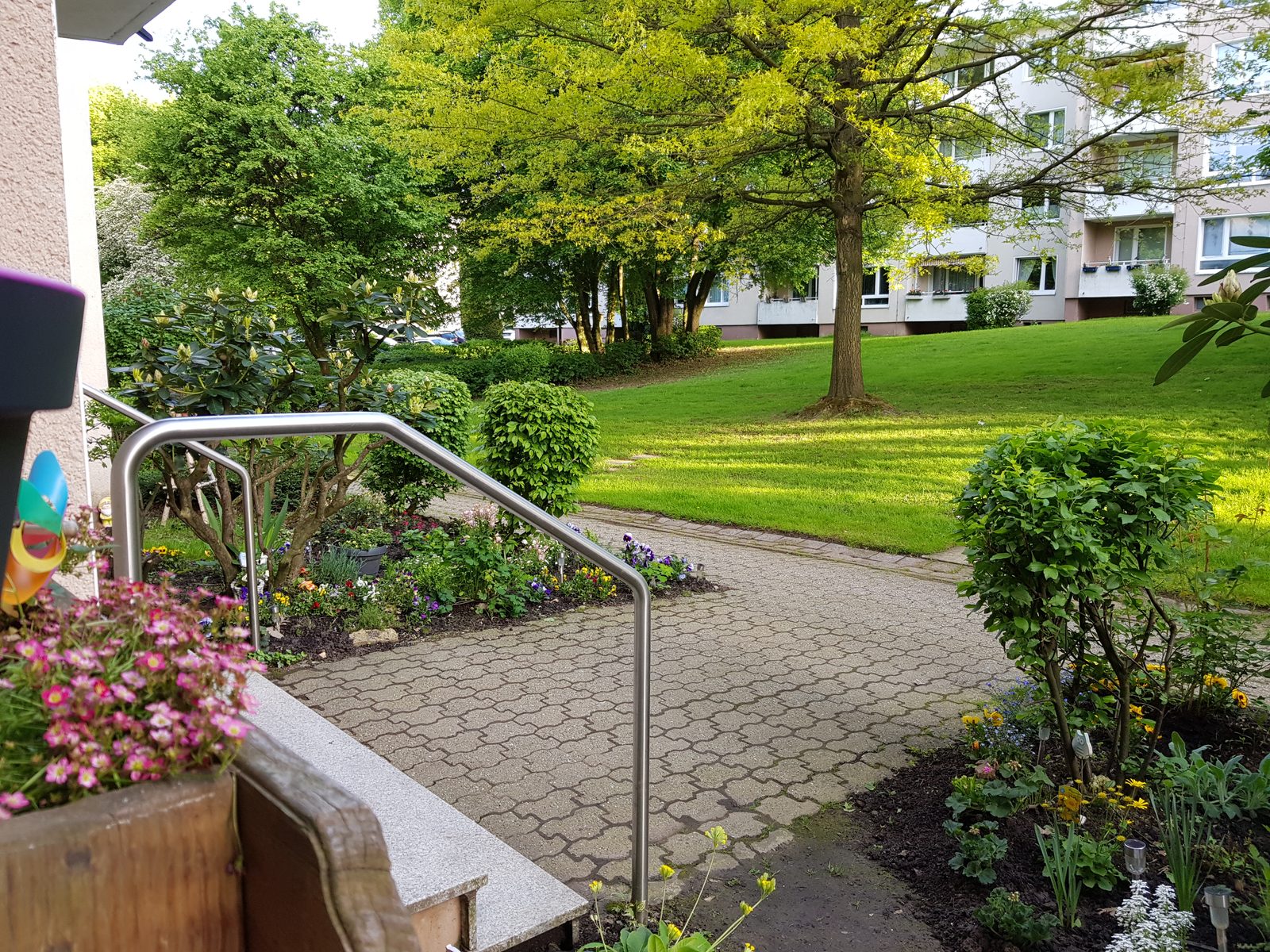 Blick auf den einladenden Eingangsbereich und Garten der kleinen Eulen